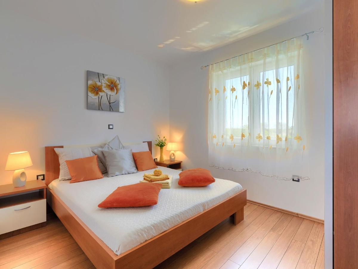 Zara By Interhome Pula